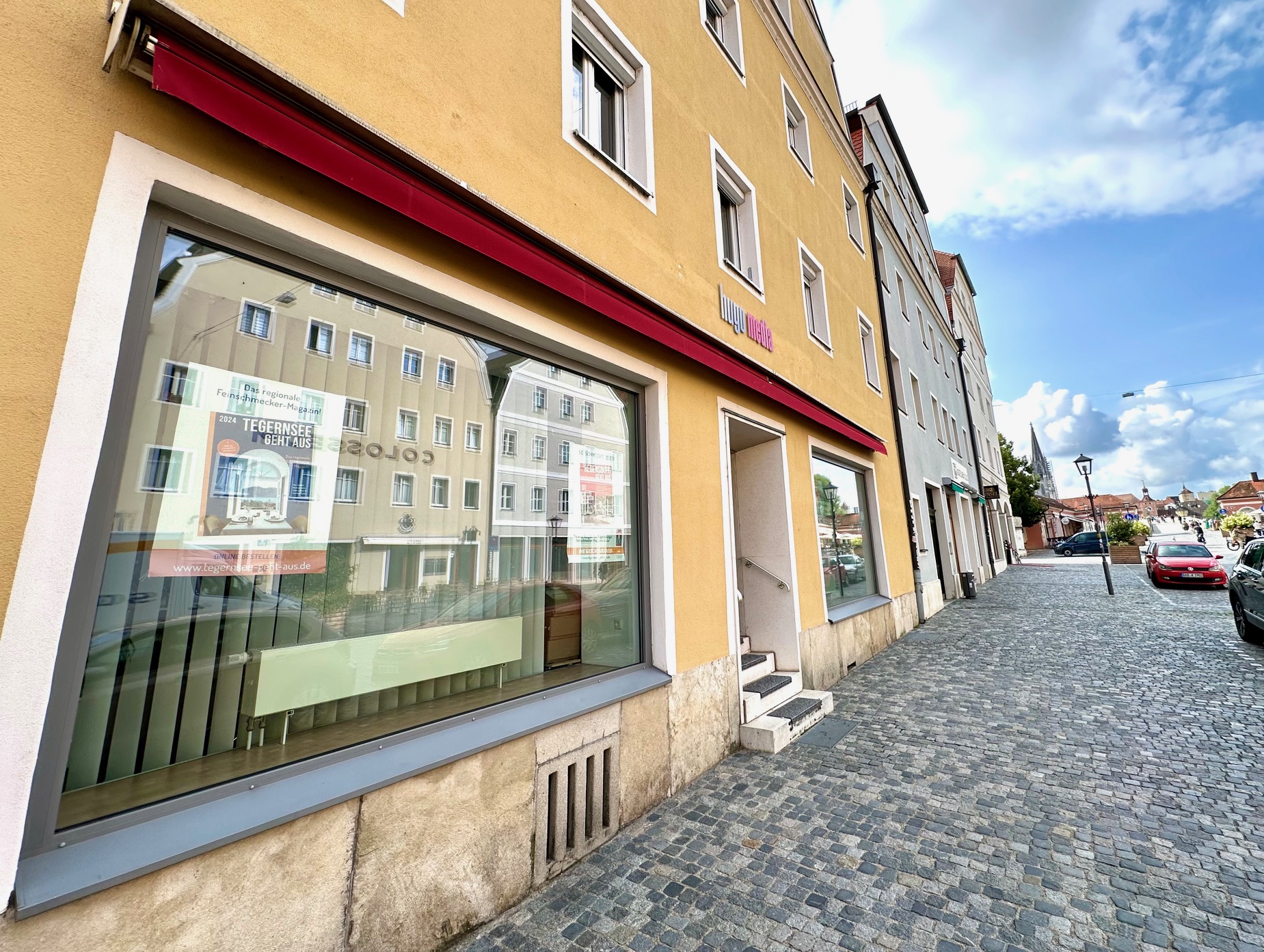 Straßenansicht des Coworking Spaces auf historischem Kopfsteinpflaster