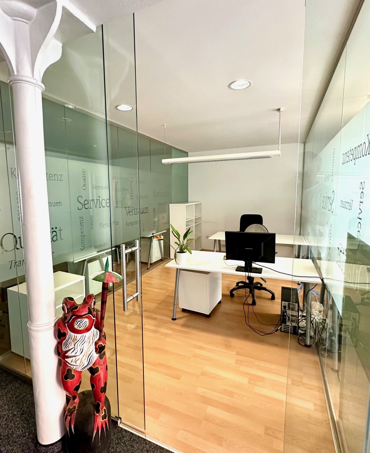 Glasumschlossenes Büro mit moderner Ausstattung