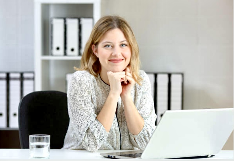 Professionelle Frau arbeitet konzentriert am Laptop in modernem Büro